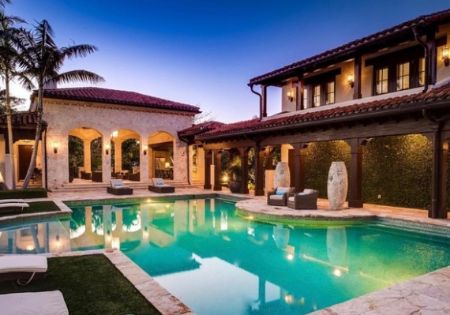 Kevin James used to own a 26,000-square-foot Mediterranean Revival mansion in Delray Beach, Florida.